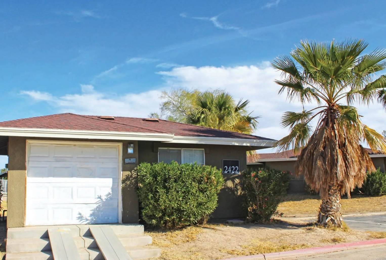 This image displays the entrance marker of Casa Encinas.